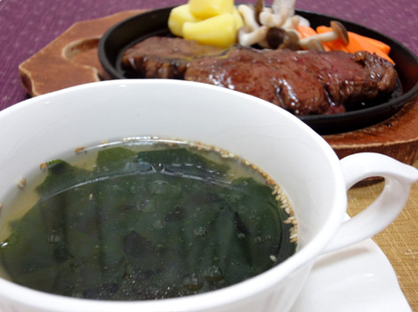 わかめスープと牛肉ステーキ